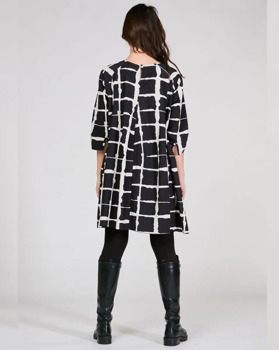 Wave Grid Line Pleated Babydoll Dress